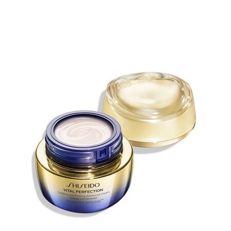 金紫色圆形罐装资生堂Vital Perfection Uplifting and Firming Advanced Cream。封闭的罐子上印有资生堂标志、产品名称,以及“ReNeuraRED Technology”字样。