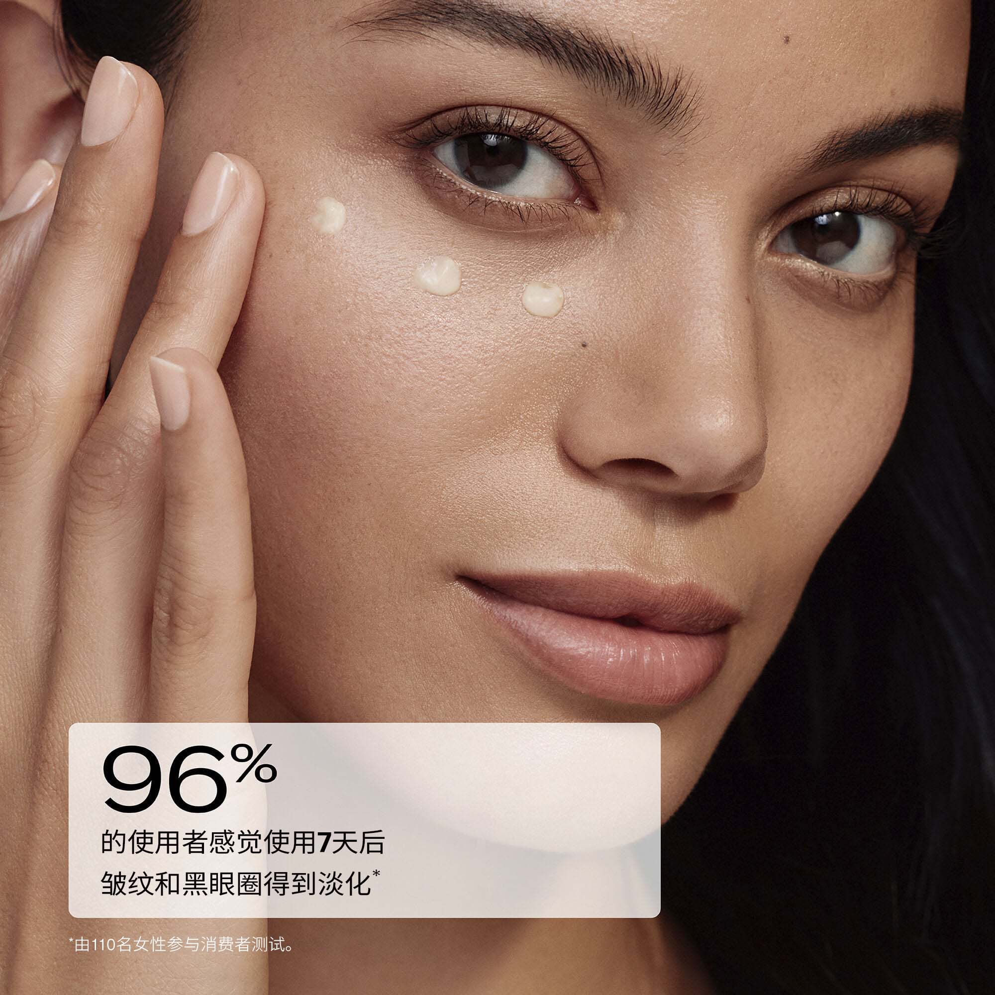 珠光色罐中的资生堂Benefiance Wrinkle Smoothing Eye Cream，罐上配有金色饰带，右上角展示圆形2024 CEW美容大奖得主徽章。